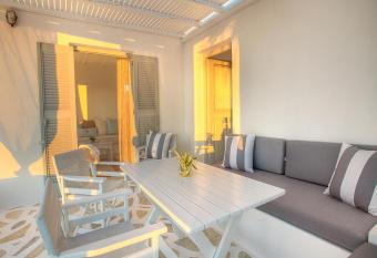 Andronis Minois has rooms with a private hot tub