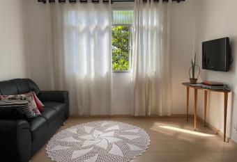 Apartamento Acolhedor e Bem Localizado allows 18 year olds to book a room