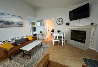 Beautiful House Sleeps 12 - Hot Tub - Walk to Beach has rooms with a private hot tub