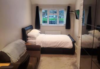 Large Kingsize ensuite in Kingswood, Bristol, BS15 allows 18 year olds to book a room