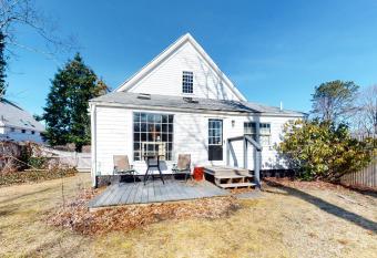 The Yarmouth House - Carriage House has Balcony rooms