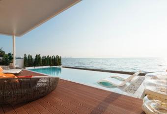 Sea Season Pool Villa Pattaya has Balcony rooms