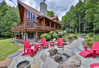 Beautiful Chalet, mins to Hunter/Windham slopes has rooms with a private hot tub