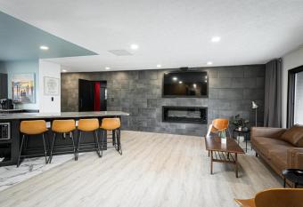 Modern 3 BR home w hot tub movie room dog park allows 18 year olds to book a room