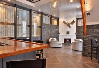 The Birch Ridge- 3 Private Guest Rooms with ensuite bathrooms, WiFI & great shared spaces! Block B home has Balcony rooms