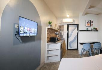 Hive Manila Guesthouse and Apartments 400 Mbps - Gallery Studio allows 18 year olds to book a room