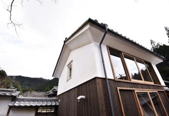 Satoyama Hotel Kanenone Tamba has rooms with a private hot tub