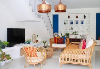 Villa Birdie allows 18 year olds to book a room