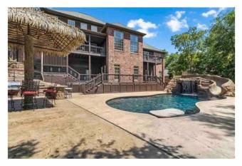 Luxurious Bentonville Home with oasis pool has Balcony rooms