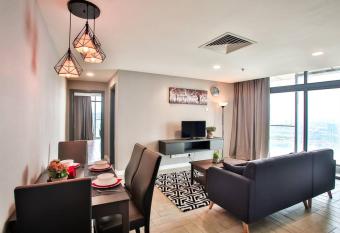 Cozy 1-bedroom with balcony - 1 Utama, IKEA PJ by Shamori Home allows 18 year olds to book a room