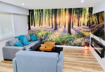 Lux kit 3beds 2baths 75 TV fireplace near Van has Balcony rooms