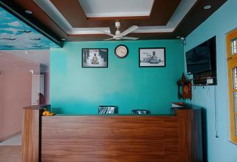 RATAN PALACE GUEST HOUSE has Smoking rooms