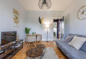 F3 Av r  publique avec garage (c) allows 18 year olds to book a room