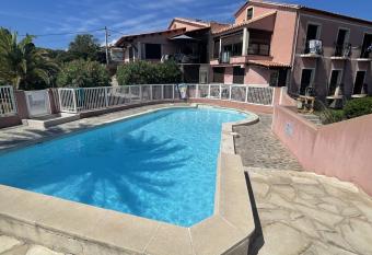 Studio r  nov      50 m des plages has Balcony rooms