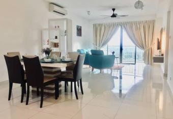 2 bedder Seaview condo with Wifi near Legoland for 6 pax has rooms with a private hot tub