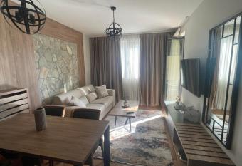 Holliday IN has rooms with a private hot tub