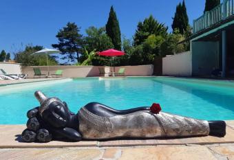 les Colombettes has Balcony rooms