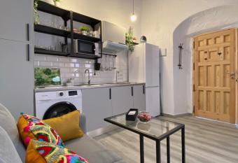 APARTAMENTO INDARA JEREZ allows 18 year olds to book a room
