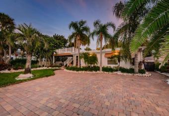 Fun Spa Beach House For Rent,15 Yards From The Sand, SPECIAL RATES APRIL, MAY has Balcony rooms