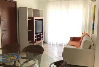 Apartamento Central 150m da Praia allows 18 year olds to book a room