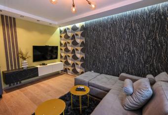 BANE APARTMANI 7 has rooms with a private hot tub