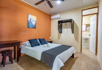 El Cocobolo Food&Rest Room 3 Bed and Breakfast WiFi AC Pkg gratis allows 18 year olds to book a room