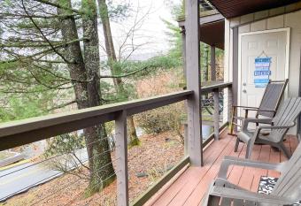 Cozy Condo Near Beech Mountain! has Balcony rooms