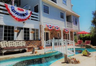 Oak Hill Inn has Balcony rooms