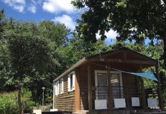 Chris et Sabrina - Camping Les Viviers 4   toiles allows 18 year olds to book a room