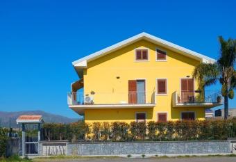 Yellow House has Balcony rooms