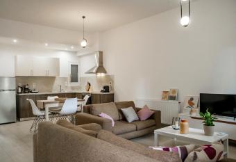 Stylish Apartment near Airport has Balcony rooms