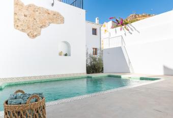 Hostal Aljibe allows 18 year olds to book a room