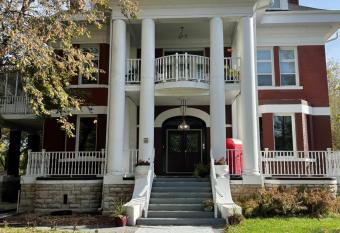 The Columns Bed and Breakfast has Balcony rooms