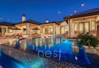 Driftwood Luxury has rooms with a private hot tub