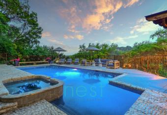 Hilltop Overlook has rooms with a private hot tub