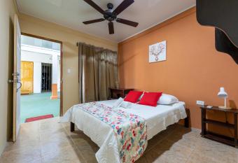 El Cocobolo Food&Rest Room 4 Bed and Breakfast WiFi AC Pkg gratis allows 18 year olds to book a room