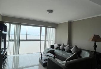 Suit con vista al r  o - Puerto Santa Ana has rooms with a private hot tub