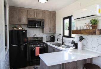 The Farm House Container at East Zion has rooms with a private hot tub