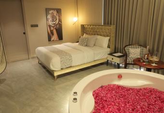 Apricot Motera has Balcony rooms