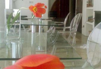 Hotel El Patiaz de la Reina Rana allows 18 year olds to book a room