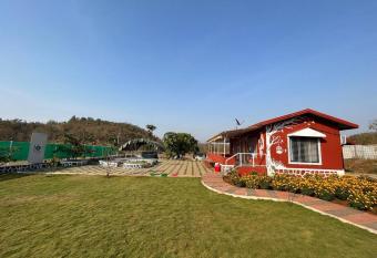 Leisurely Marigold Farmstay, Karjat 2B w/Pool allows 18 year olds to book a room