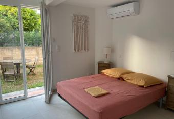 2 chambres et jardin    Bormes - Le Lavandou allows 18 year olds to book a room