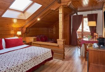 Hotel Gr  vol Spa has rooms with a private hot tub