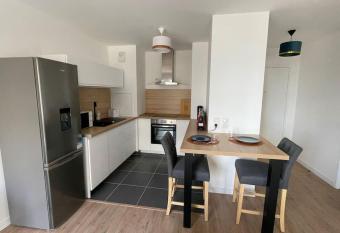 Superbe T2 proche de la Gare RER TGV Massy Palaiseau has Balcony rooms