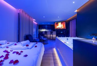 LA BULLE D  TENTE / BALN  O - SAUNA allows 18 year olds to book a room