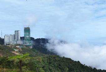 GentingTop 17CFoggyColdSty6Pax at GrdIonDelmn allows 18 year olds to book a room