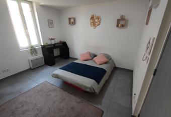 Studio Cosy, plein centre allows 18 year olds to book a room