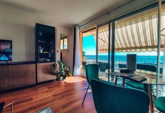 Studio avec terrasse, vue imprenable sur l oc  an allows 18 year olds to book a room