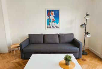 Lumineux 2 Chambres avec Garage priv   - Tram    1 min allows 18 year olds to book a room