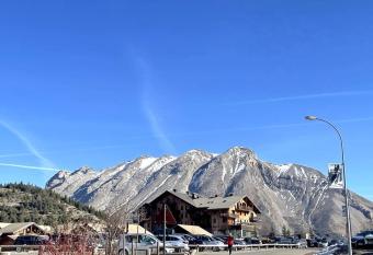 Studio    la montagne allows 18 year olds to book a room